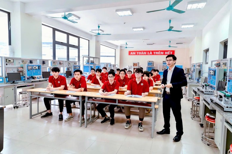 Người thầy trên hành trình đem công nghệ lên giảng đường - Ảnh 2.
