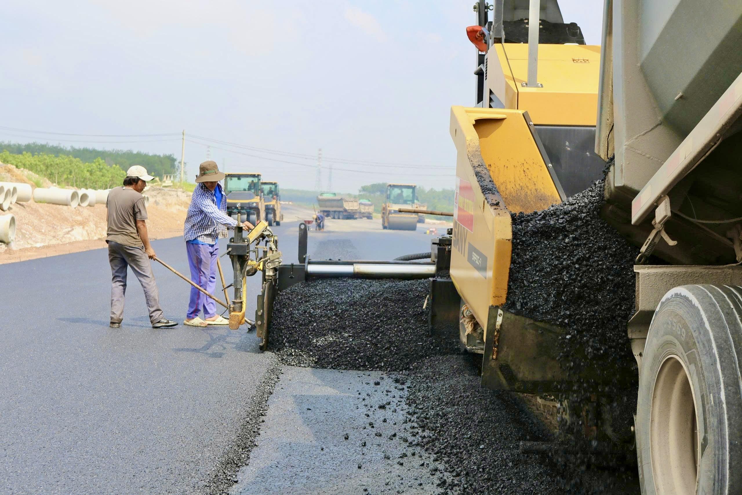 Cao tốc TP.HCM - Thủ Dầu Một - Chơn Thành qua Đồng Nai đang thảm nhựa, tăng tốc về đích- Ảnh 4.