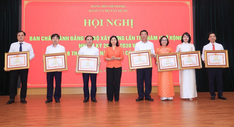 Nhiều tập thể, cá nhân ngành Xây dựng đón nhận danh hiệu thi đua, khen thưởng cao quý - Ảnh 3.