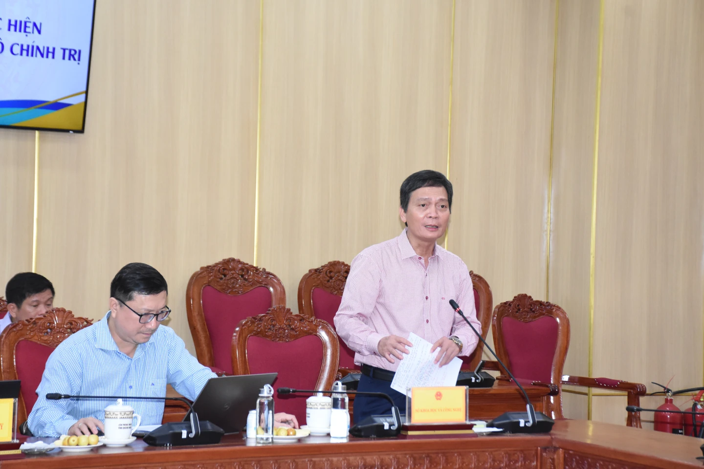 Giám đốc Sở KH&CN Nguyễn Tấn Liêm báo cáo tại cuộc họp.