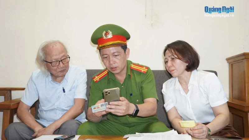 Công an phường Cẩm Thành hướng dẫn người dân kích hoạt tài khoản định danh điện tử mức 2.