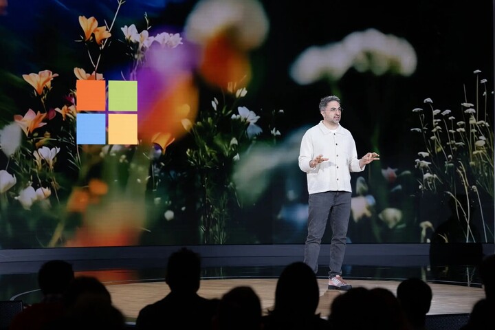 Mustafa Suleyman - người giám sát việc phát triển các mô hình trí tuệ nhân tạo của Microsoft, cho biết công ty của ông có kiến ​​thức sâu rộng về an ninh mạng vì công nghệ của họ đã phải đối mặt với rất nhiều cuộc tấn công. Ảnh: NYT