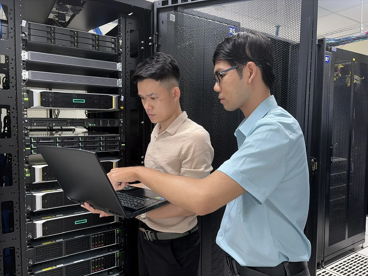 Viên chức Trung tâm Chuyển đổi số và Đổi mới sáng tạo tỉnh theo dõi,  vận hành trung tâm dữ liệu của tỉnh. Ảnh: MỸ DUYÊN