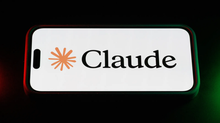 Logo ứng dụng Claude của Anthropic trên màn hình điện thoại. Ảnh: Bloomberg