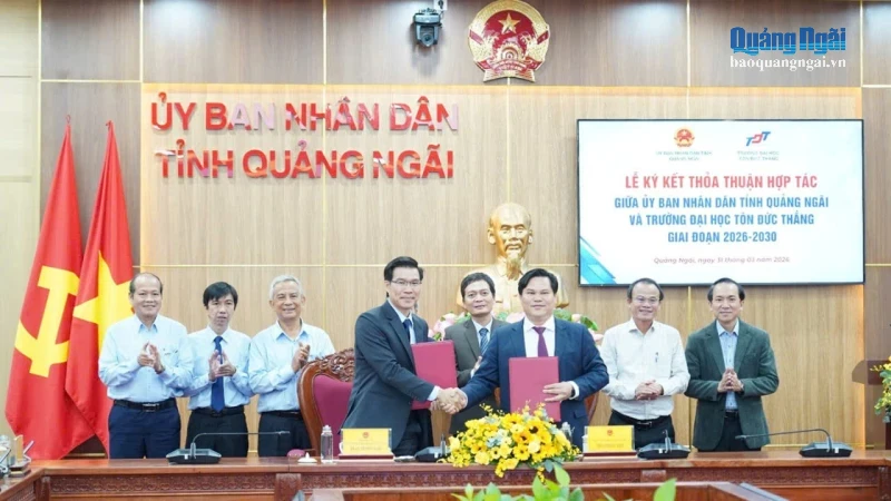 Lễ ký kết hợp tác giữa UBND tỉnh Quảng Ngãi và Trường Đại học Tôn Đức Thắng về phát triển nguồn nhân lực  chất lượng cao, đẩy mạnh nghiên cứu khoa học và nâng cao hiệu quả chuyển giao công nghệ, giai đoạn 2026 - 2030. Ảnh: PHƯƠNG DUNG