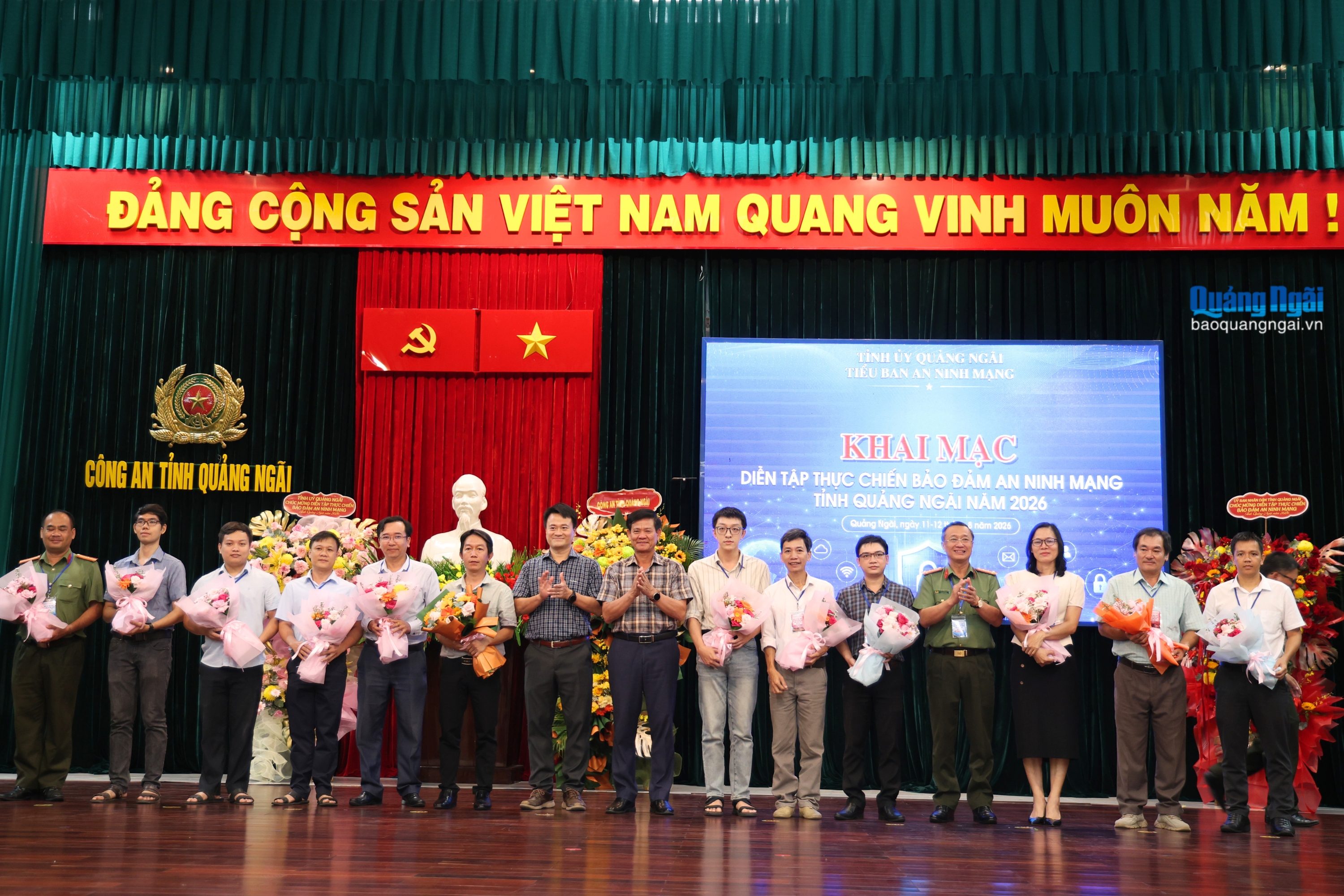 Lãnh đạo tỉnh và Công an tỉnh tặng hoa cho đại diện các đội tham gia diễn tập thực chiến bảo đảm an ninh mạng năm 2026.