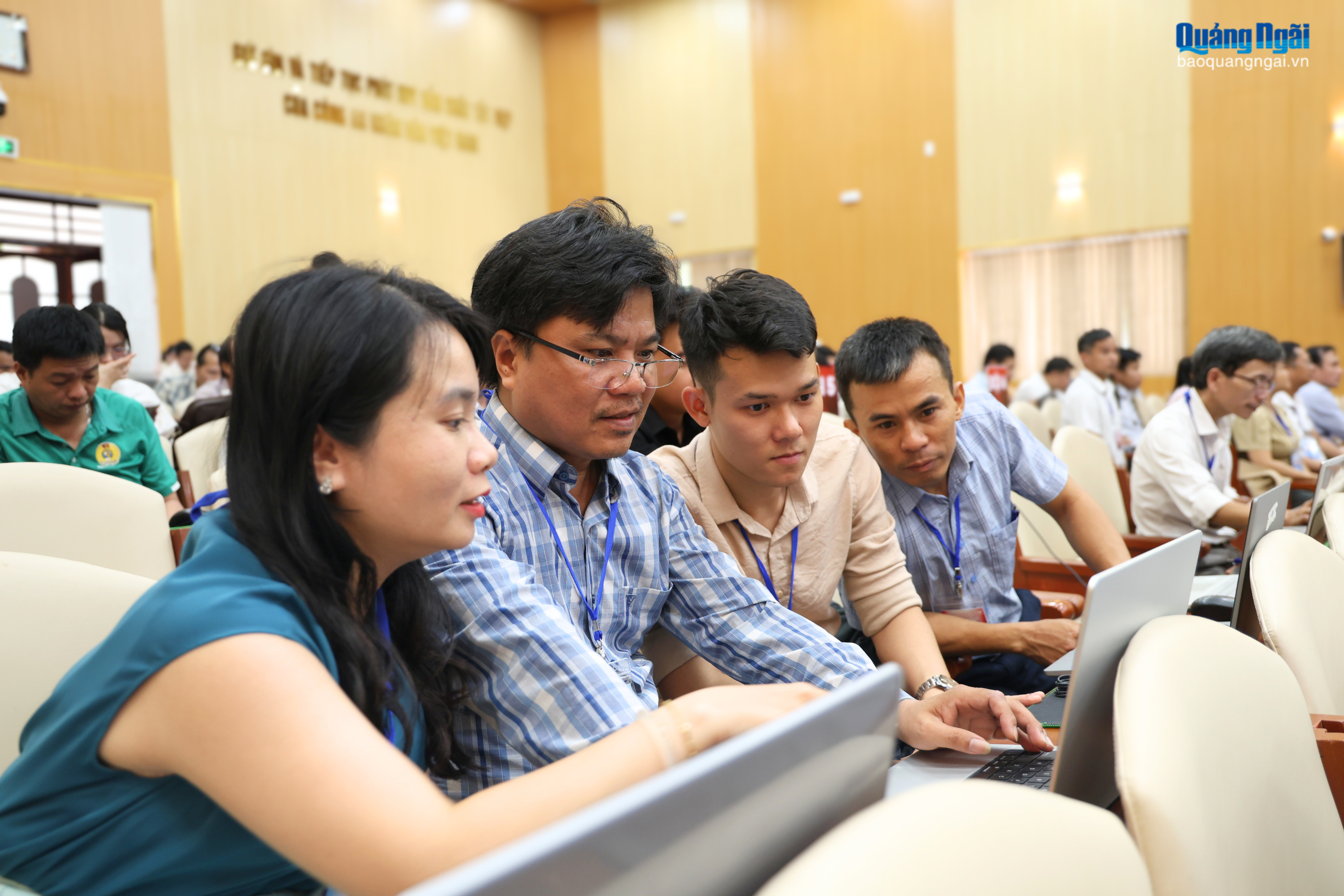 Các thành viên đội tham gia diễn tập tập trung phân tích, xử lý các tình huống tấn công mạng.
