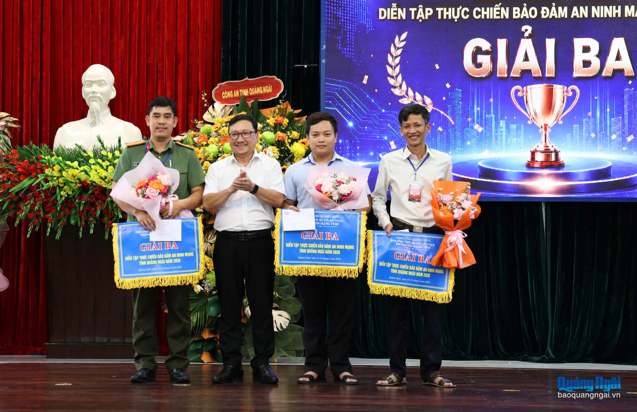 Ban tổ chức trao giải cho các đội xuất sắc đoạt giải Ba tại diễn tập.