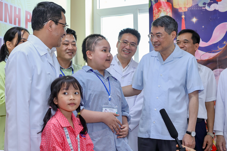 Thủ tướng trao quà của Tổng Bí thư, Chủ tịch nước Tô Lâm tặng các bệnh nhi ung thư- Ảnh 4.