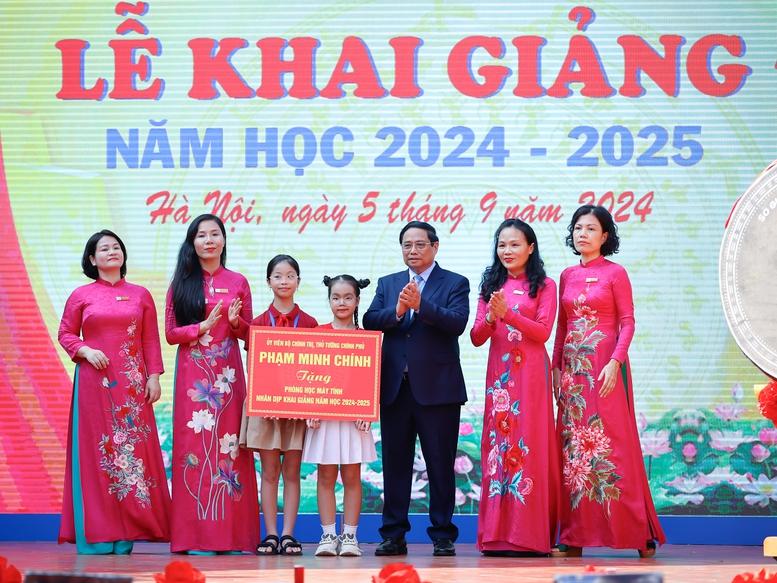 Thủ tướng: Con người là nguồn lực quý giá nhất để xây dựng và bảo vệ Tổ quốc*- Ảnh 4. Thủ tướng: Con người là nguồn lực quý giá nhất để xây dựng và bảo vệ Tổ quốc*- Ảnh 4.