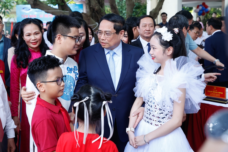 Thủ tướng: Con người là nguồn lực quý giá nhất để xây dựng và bảo vệ Tổ quốc*- Ảnh 2. Thủ tướng: Con người là nguồn lực quý giá nhất để xây dựng và bảo vệ Tổ quốc*- Ảnh 2.