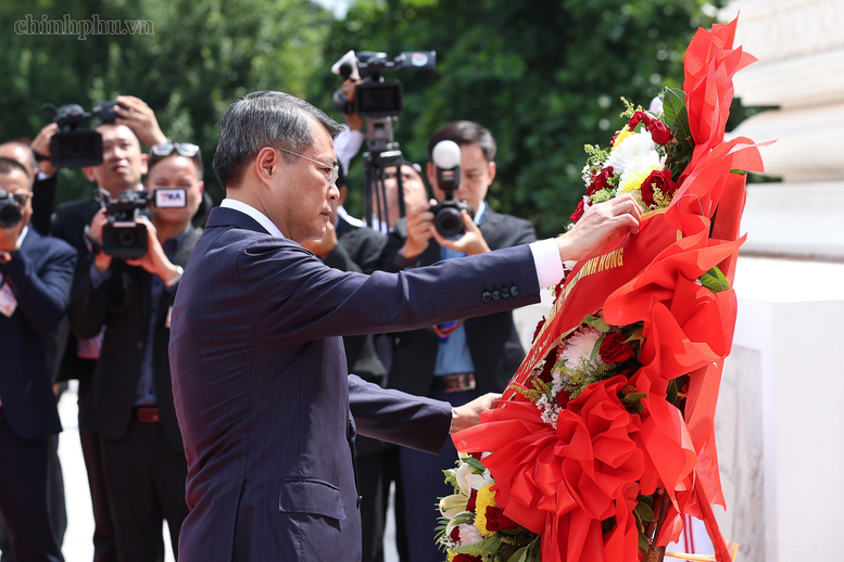 Thủ tướng Lê Minh Hưng đặt vòng hoa tại Đài tưởng niệm các chiến sĩ vô danh của Lào- Ảnh 2.