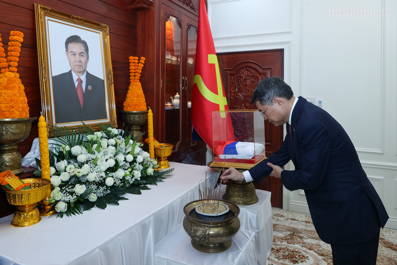 Thủ tướng Lê Minh Hưng thăm gia đình Cố Chủ tịch Quốc hội Lào Saysomphone Phomvihane- Ảnh 1.