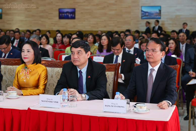Thủ tướng Lê Minh Hưng gặp cộng đồng và các cơ quan đại diện Việt Nam tại Campuchia- Ảnh 6.