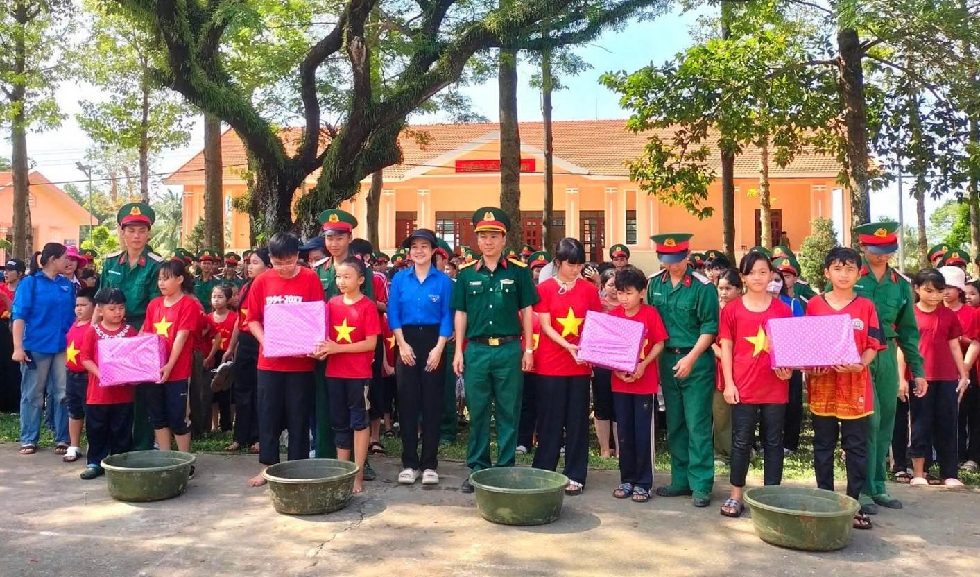 Gần 150 thanh, thiếu nhi phường Tô Châu trải nghiệm “Một ngày làm chiến sĩ”