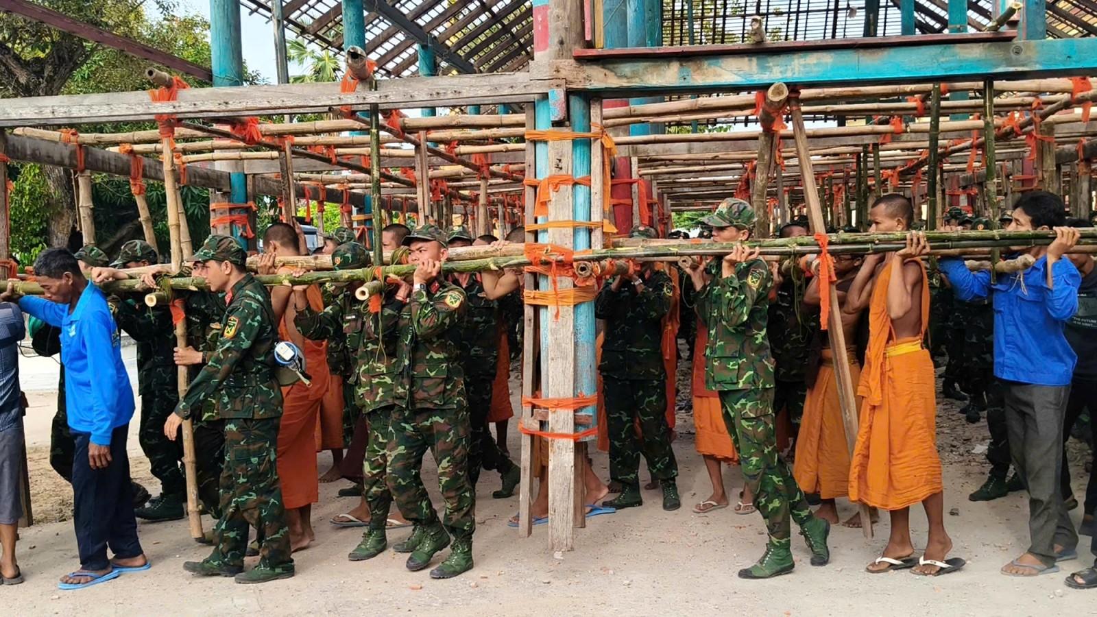 Cán bộ, chiến sĩ Sư đoàn 330 tham gia di dời hội trường sinh hoạt tôn giáo chùa Thơ Mít