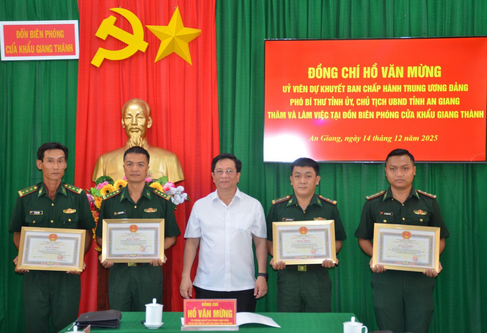 Chủ tịch UBND tỉnh An Giang Hồ Văn Mừng thăm và làm việc tại Cửa khẩu chính Giang Thành