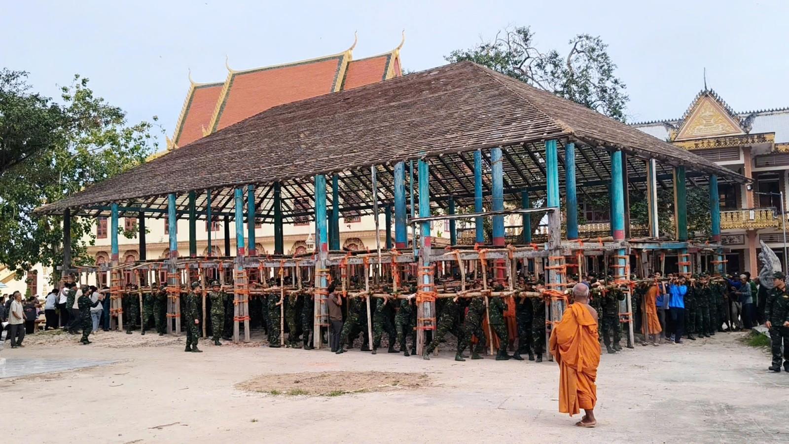 Cán bộ, chiến sĩ Sư đoàn 330 tham gia di dời hội trường sinh hoạt tôn giáo chùa Thơ Mít