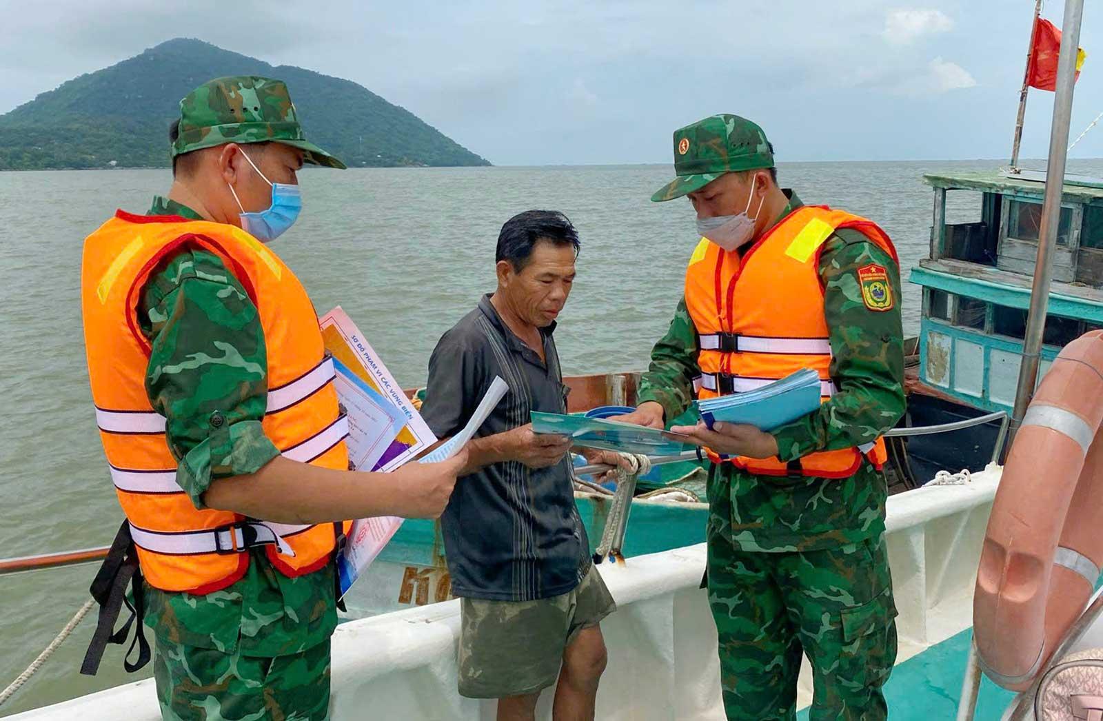 Bám tàu cá, chống IUU