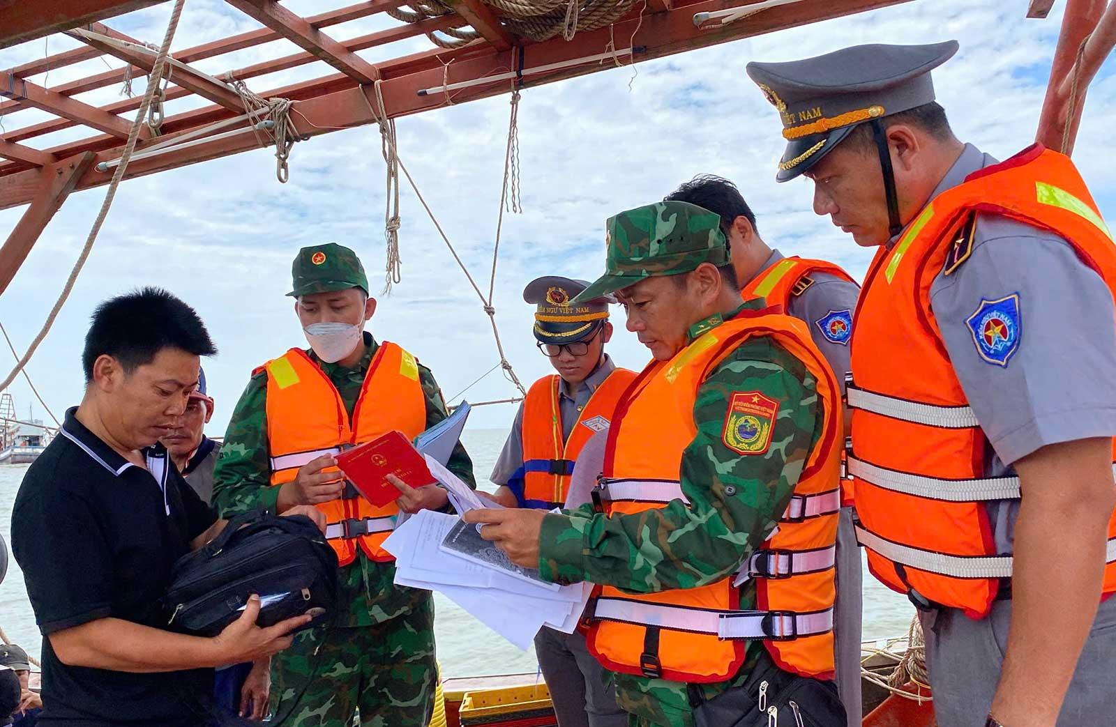 Bám tàu cá, chống IUU