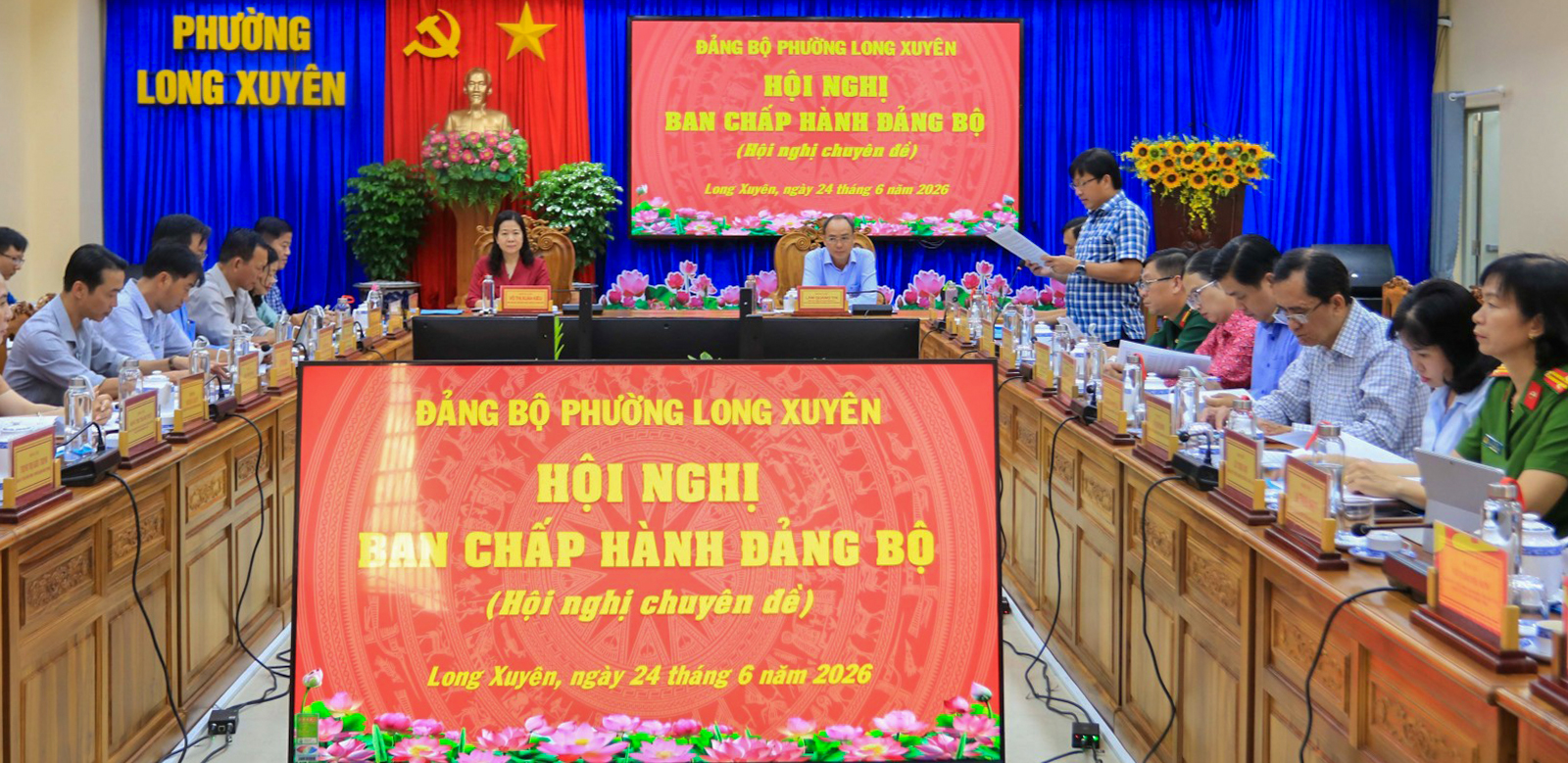 Phó Chủ tịch UBND phường Long Xuyên Nguyễn Duy thông qua Tờ trình của Ban Thường vụ Đảng ủy