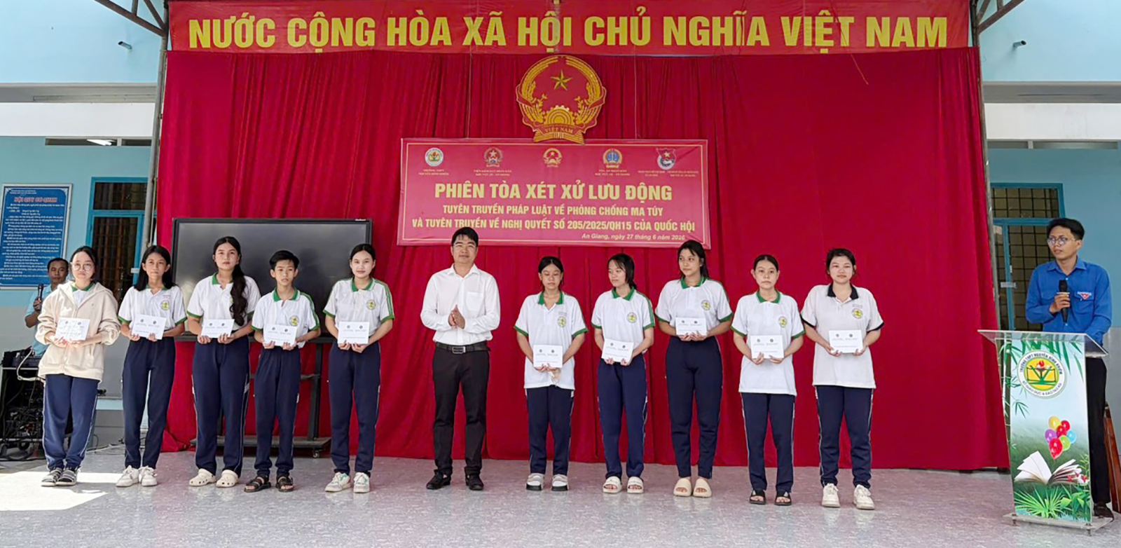Xét xử lưu động kết hợp tuyên truyền pháp luật về phòng, chống ma túy đến học sinh Tặng quà cho học sinh có hoàn cảnh khó khăn