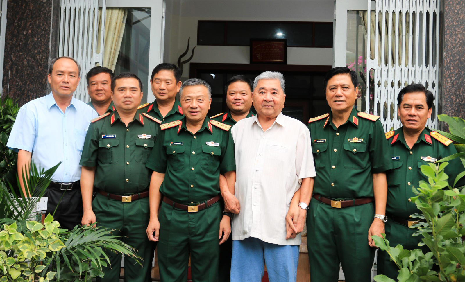 Thượng tướng Lê Quang Minh, Phó Chủ nhiệm Tổng cục Chính trị QĐND Việt Nam thăm, tặng quà Thượng tướng Bùi Văn Huấn Đoàn công tác chụp hình lưu niệm cùng Thượng tướng Bùi Văn Huấn, Nguyên Phó Chủ nhiệm Tổng cục Chính trị QĐND Việt Nam
