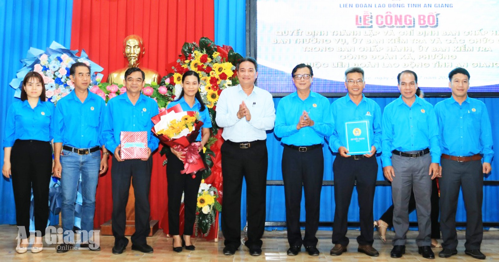 Đồng chí Nguyễn Nhật Tiến, Phó Chủ tịch Liên đoàn Lao động tỉnh An Giang và Bí thư Đảng ủy xã Bình Hòa, Lê Phước Dũng trao Quyết định và tặng hoa, quà cho Ban chấp hành Công đoàn xã Bình Hòa.