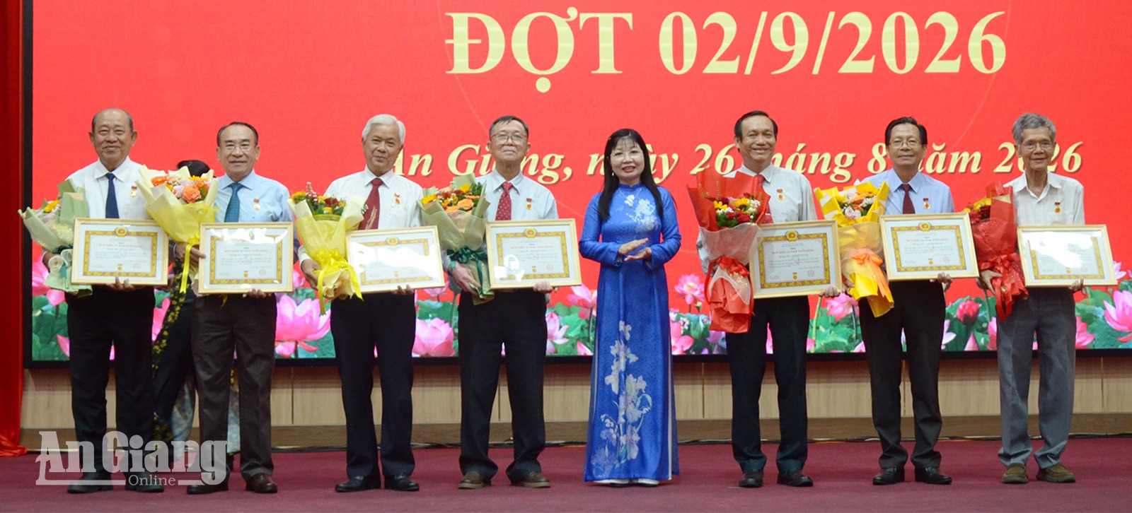 5.107 đảng viên An Giang nhận Huy hiệu Đảng dịp 2-9