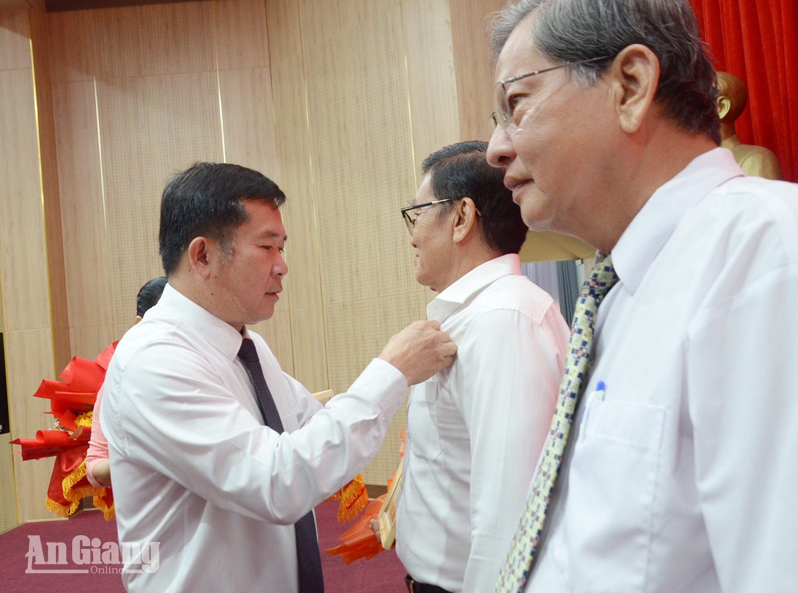 5.107 đảng viên An Giang nhận Huy hiệu Đảng dịp 2-9