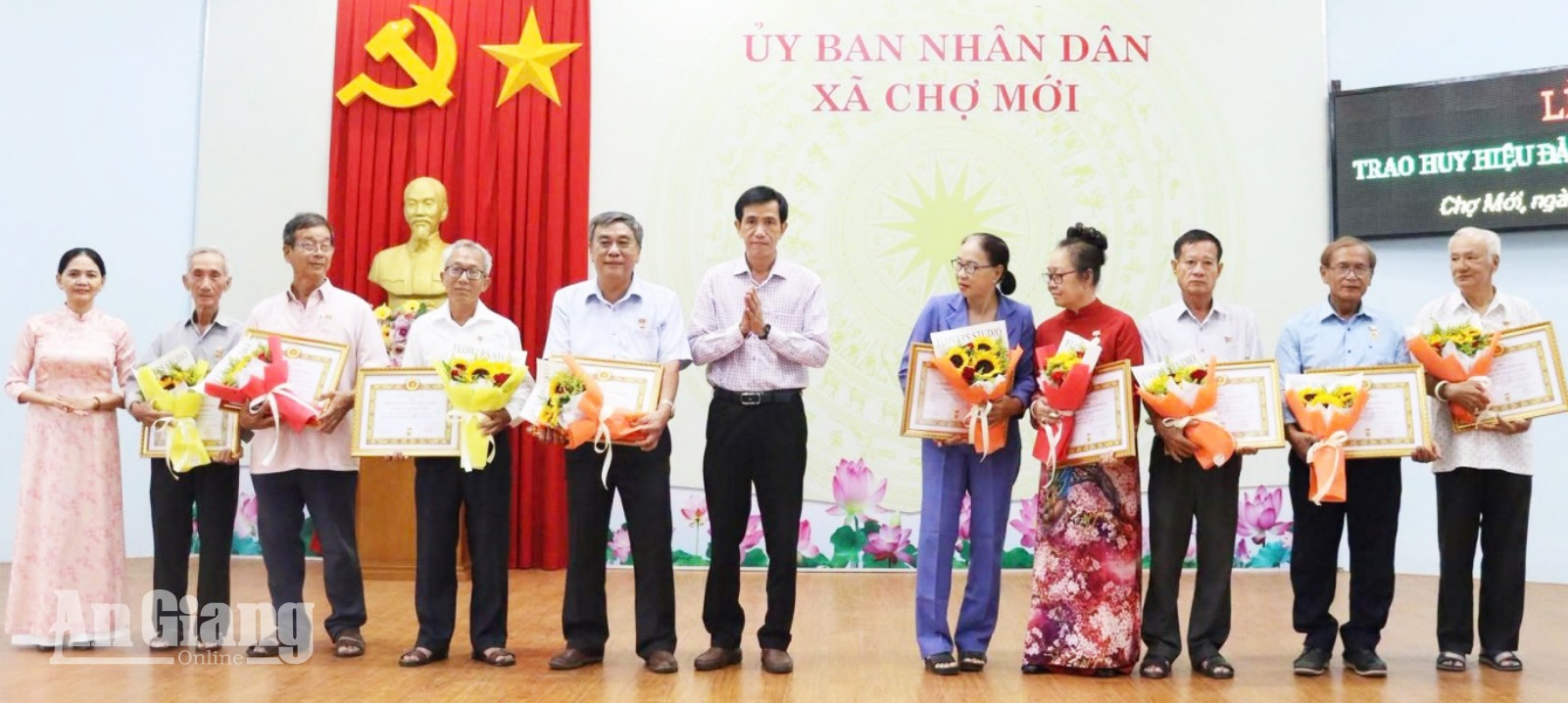 75 đảng viên xã Chợ Mới nhận Huy hiệu Đảng
