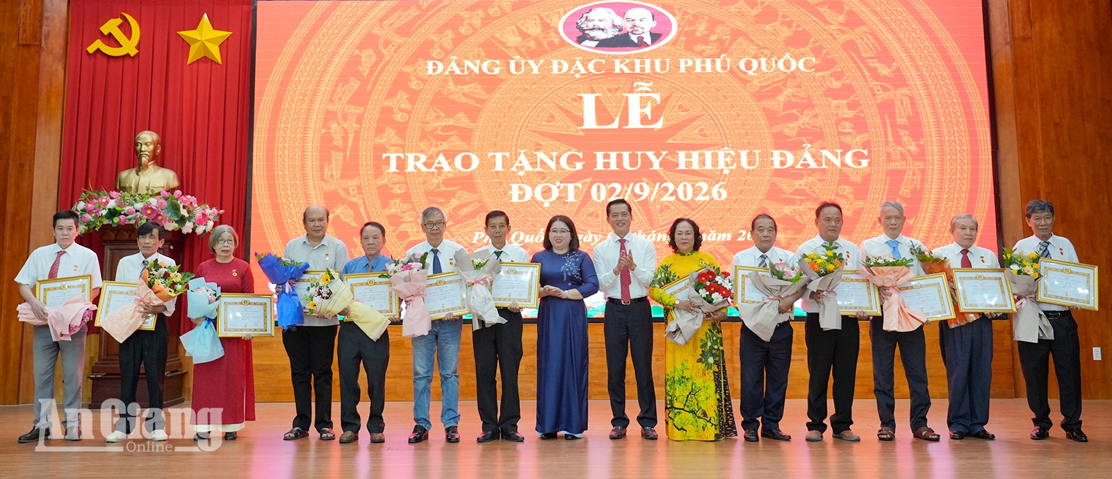 Bí thư Tỉnh ủy An Giang Lê Quang Tùng dự trao Huy hiệu Đảng tại Phú Quốc
