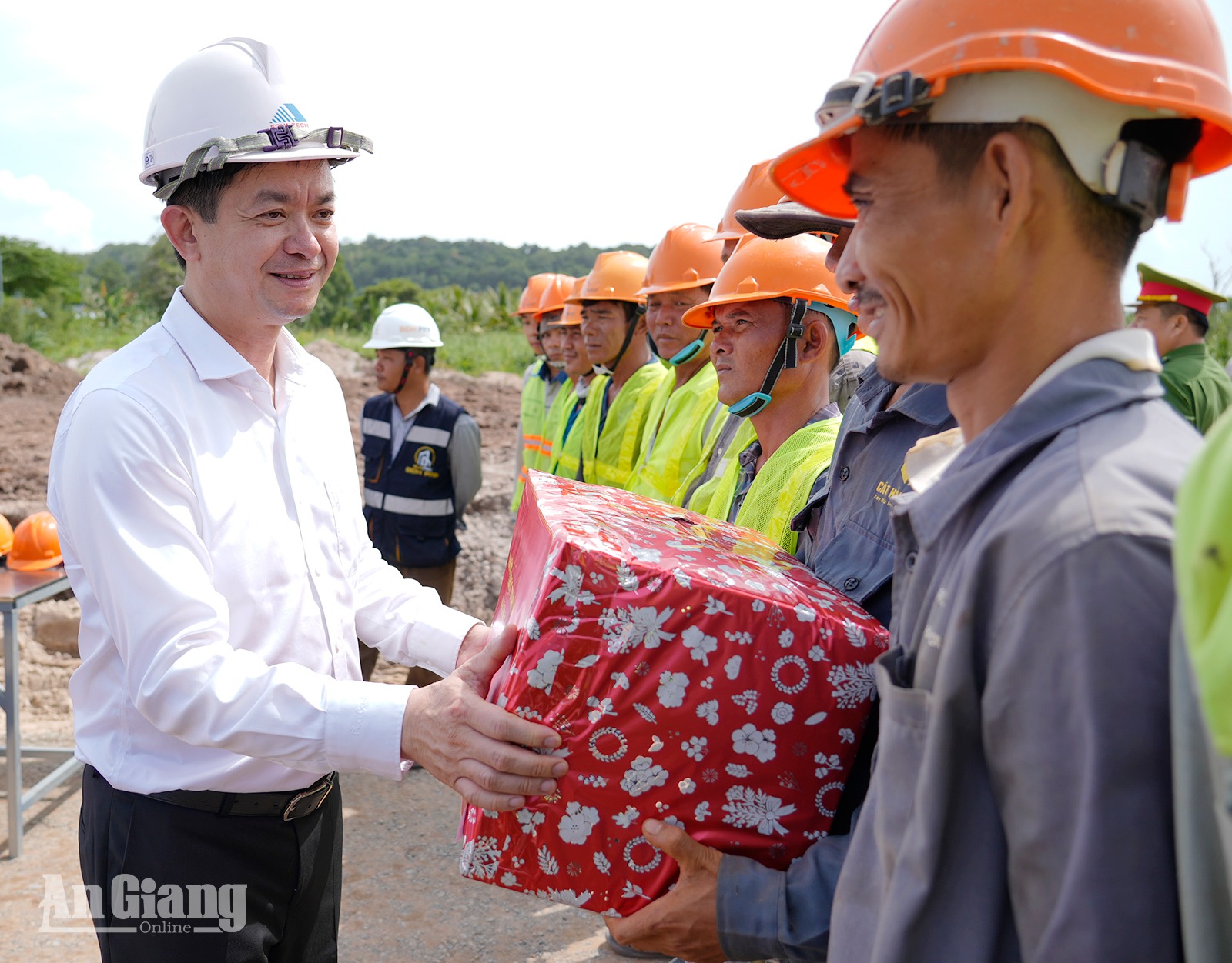 Bí thư Tỉnh ủy An Giang Lê Quang Tùng kiểm tra các công trình phục vụ Hội nghị APEC tại Phú Quốc