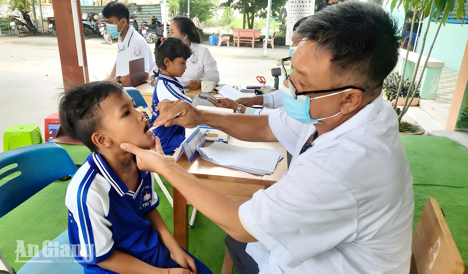 Ô Lâm khám sức khỏe miễn phí cho 100% học sinh