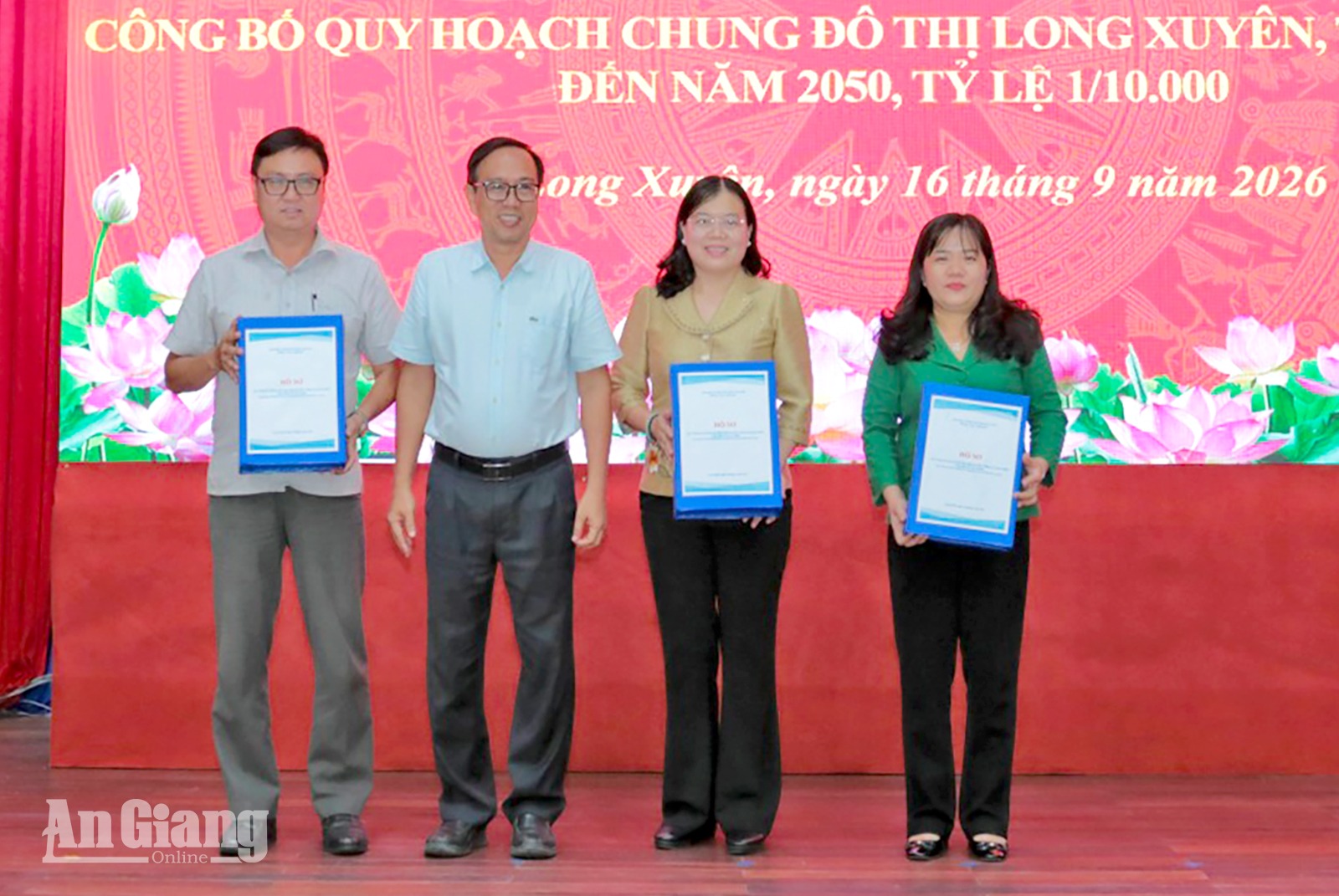 Phó Giám đốc Sở Xây dựng tỉnh An Giang Nguyễn Ngọc Vệ bàn giao Quyết định và hồ sơ Quy hoạch chung cho 3 phường Long Xuyên, Bình Đức và Mỹ Thới