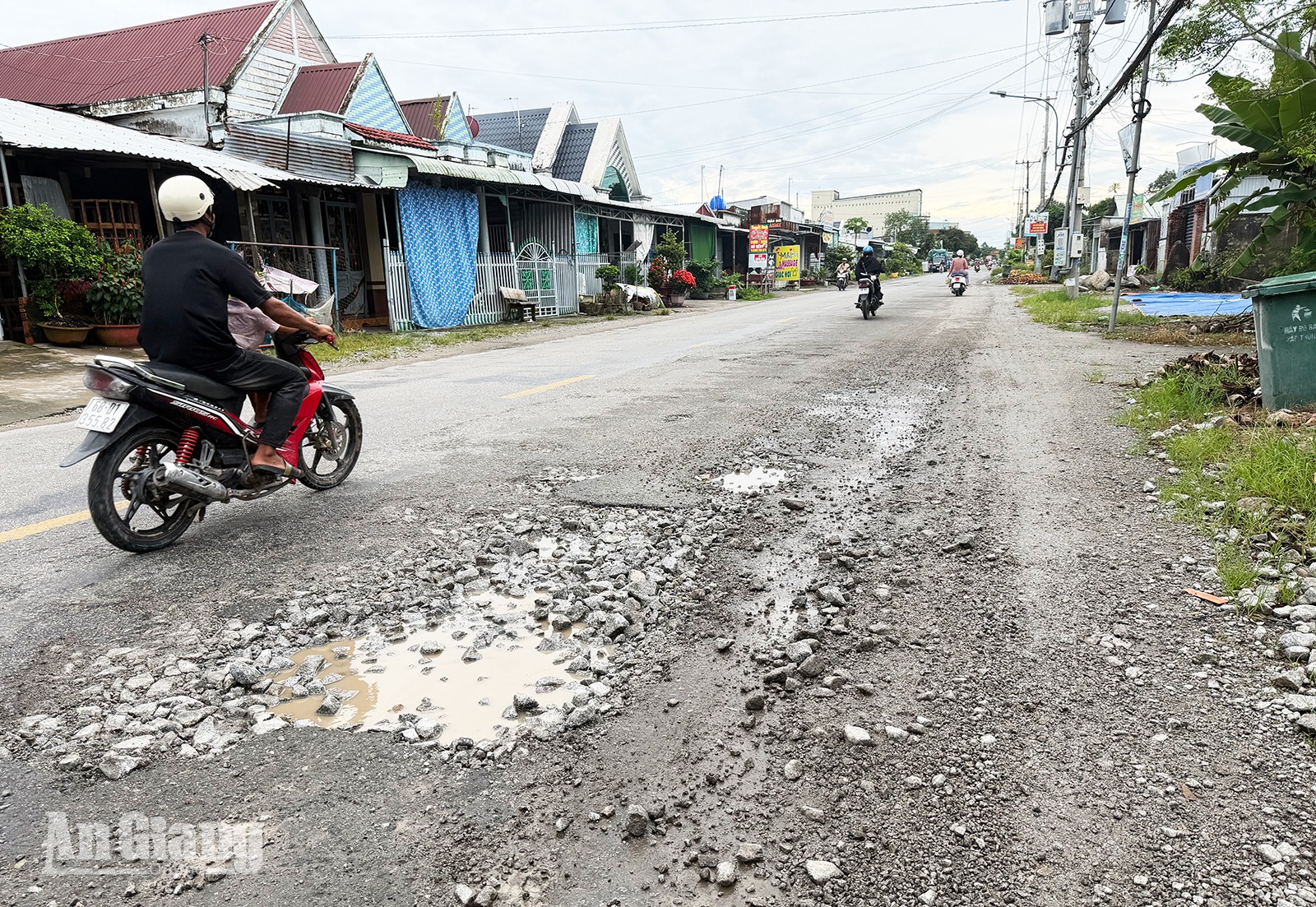 Người dân Sơn Kiên mong sớm sửa chữa quốc lộ 80