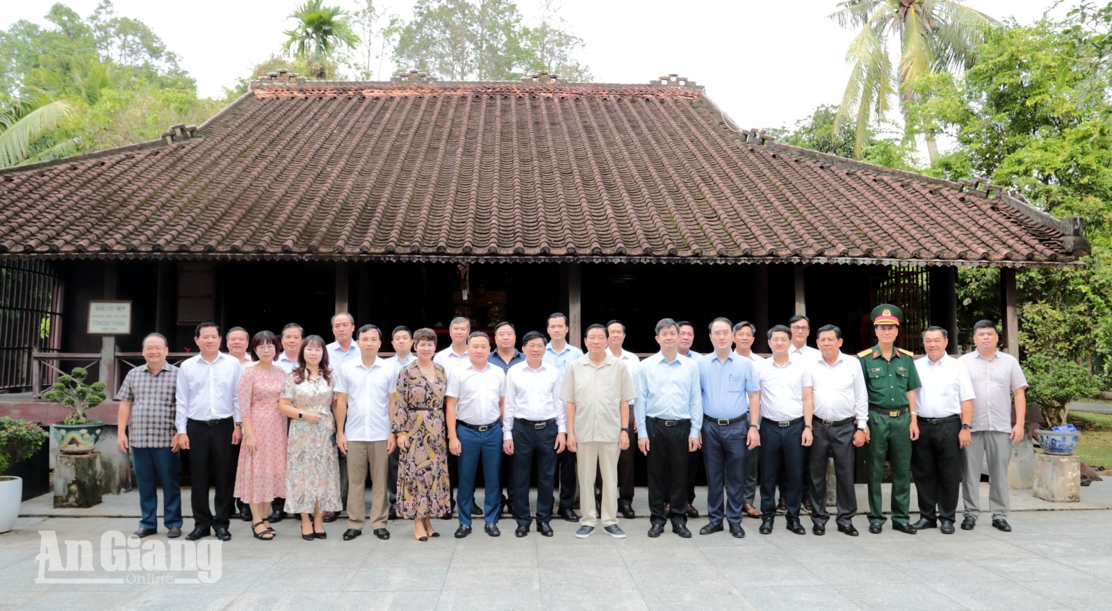 Đại biểu chụp hình lưu niệm trước Đền thờ Chủ tịch Tôn Đức Thắng