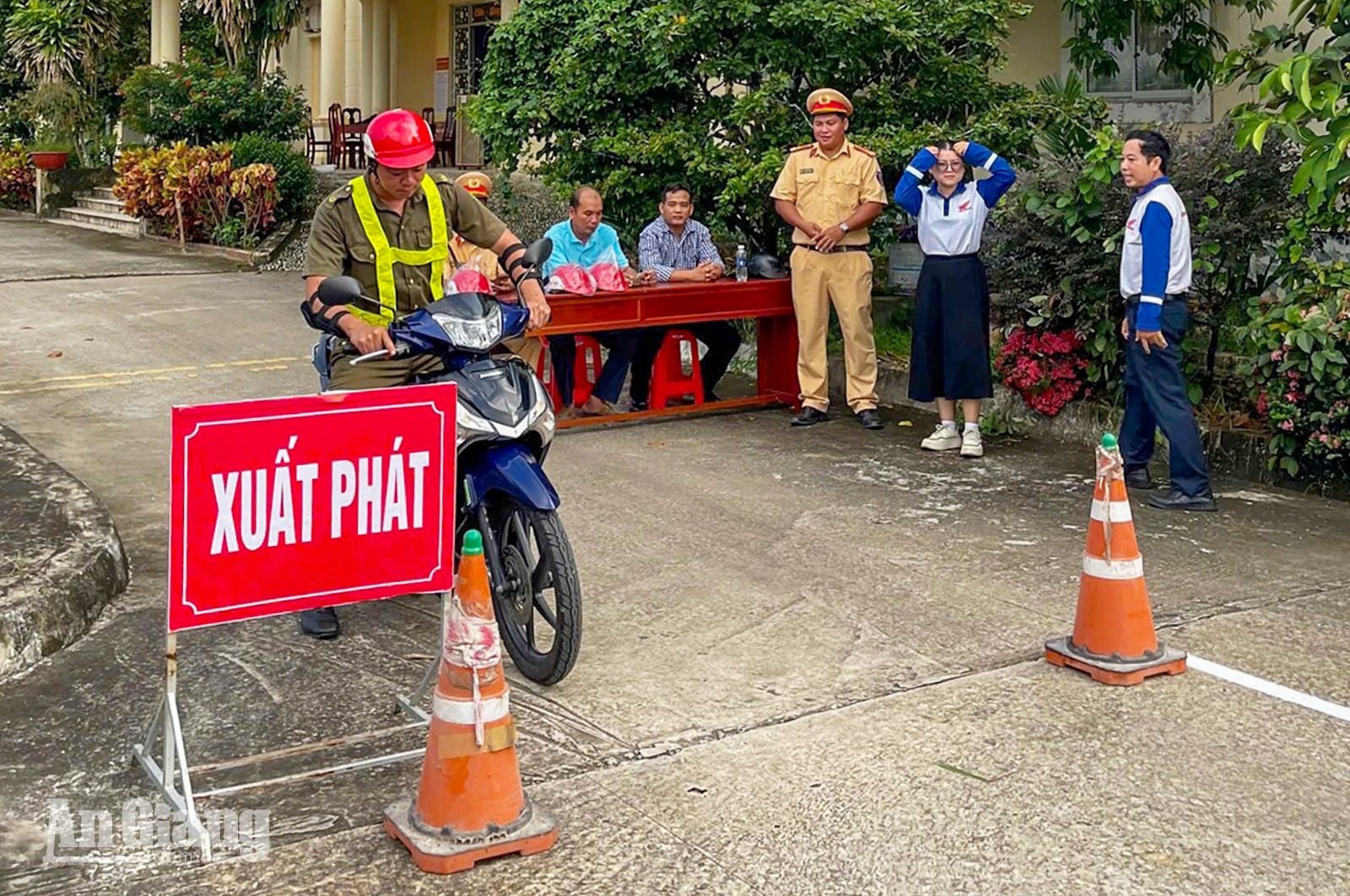  Lực lượng tham gia bảo vệ an ninh trật tự ở cơ sở được hướng dẫn kỹ năng lái xe an toàn 