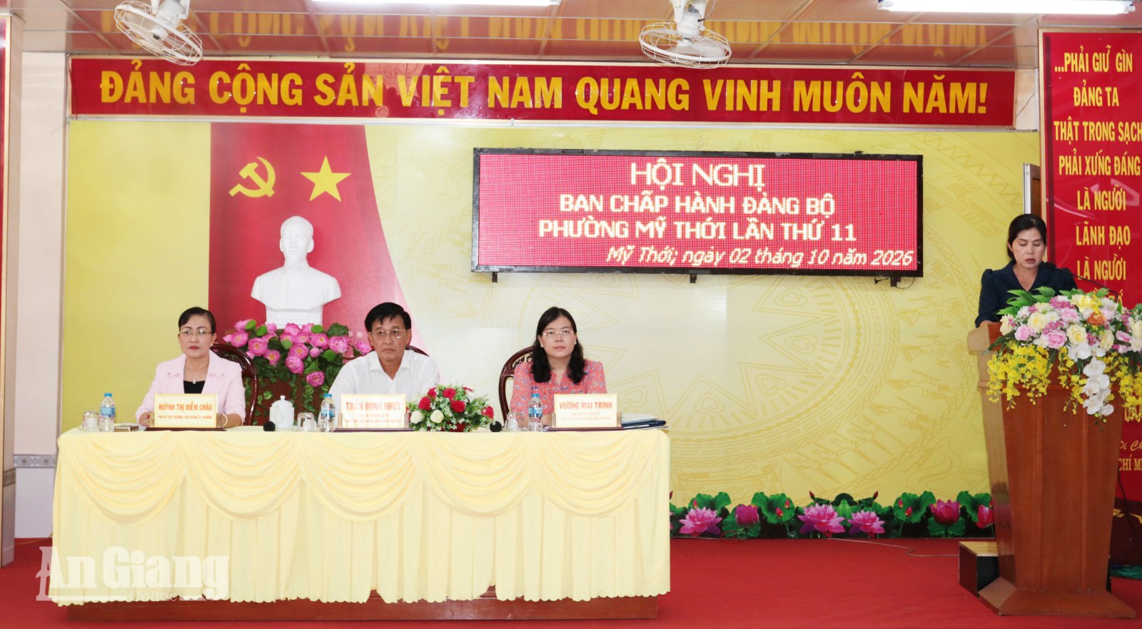 Chủ trì cuộc họp