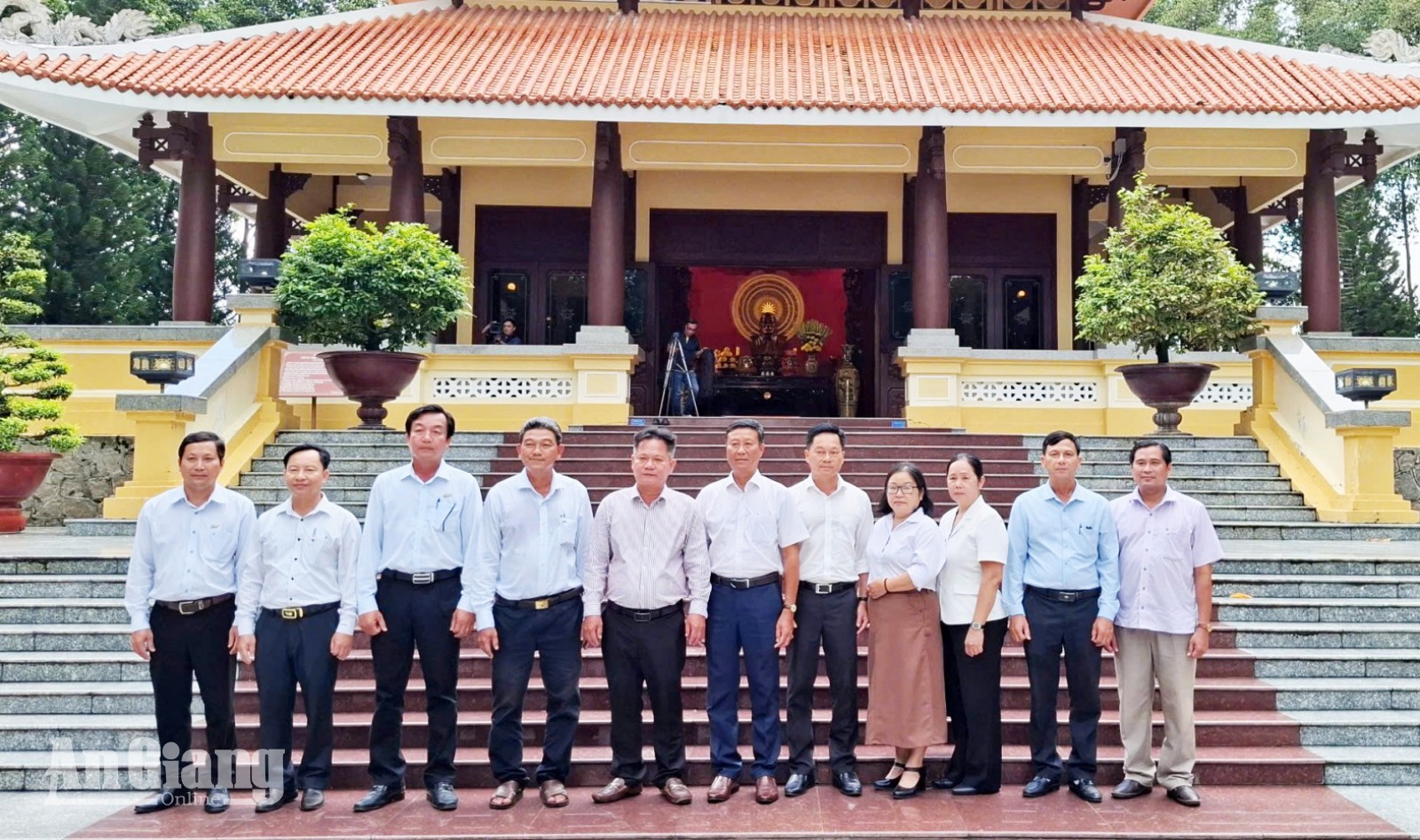 Đoàn công tác Cụm Thi đua số III viếng thấp hương Đền thờ Chủ tịch Tôn Đức Thắn