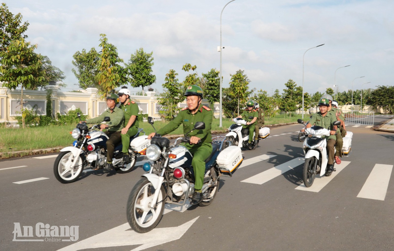 Lực lượng Công an phường Long Xuyên ra quân thực hiện cao điểm