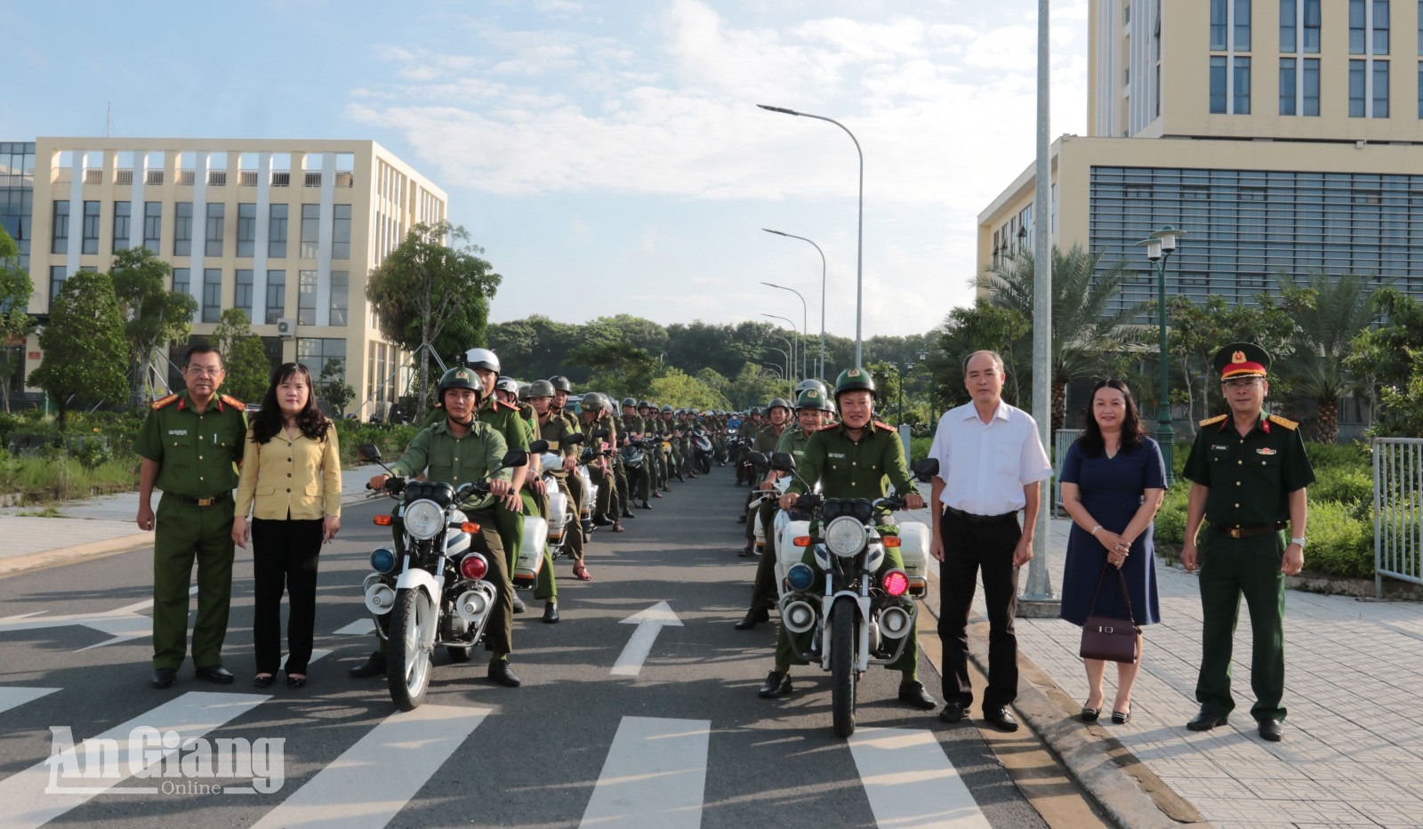 Tỉnh ủy viên, Bí thư Đảng ủy, Chủ tịch HĐND phường Lâm Quang Thi; Chủ tịch UBND phường Long Xuyên Đoàn Thị Hương Hà động viên các lực lượng ra quân cao điểm