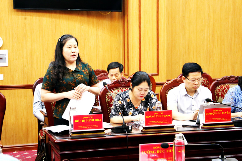 Đồng chí Đỗ Thị Minh Hoa, Ủy viên Ban Thường vụ Tỉnh ủy, Chủ tịch Ủy ban MTTQ Việt Nam tỉnh báo cáo về việc triển khai xóa nhà tạm, dột nát trên địa bàn tỉnh. img-8650.jpg