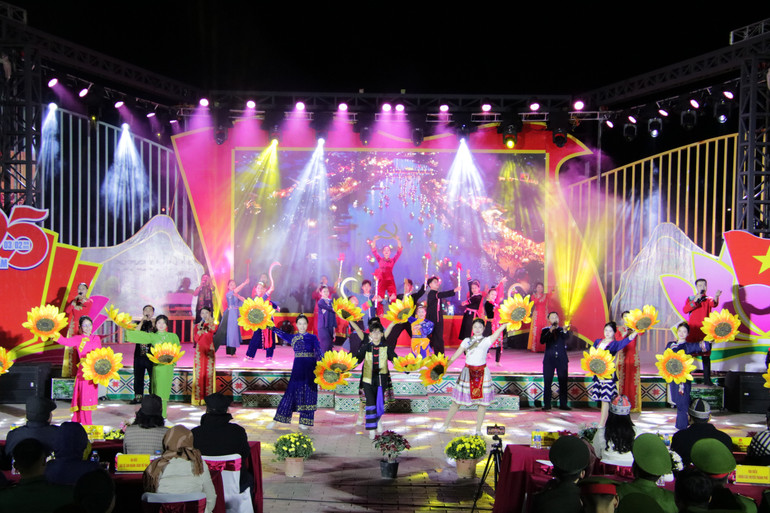 Tiết mục hát múa img-0335.jpg