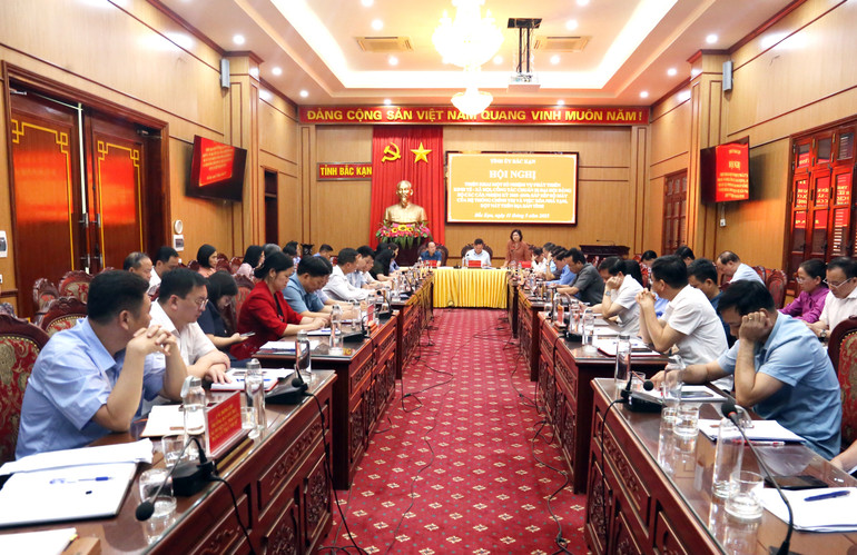 Hội nghị triển khai một số nhiệm vụ phát triển KT-XH, công tác chuẩn bị tổ chức đại hội đảng bộ các cấp nhiệm kỳ 2025-2030, sắp xếp bộ máy của hệ thống chính trị và việc triển khai xóa nhà tạm, dột nát trên địa bàn tỉnh. img-8660.jpg