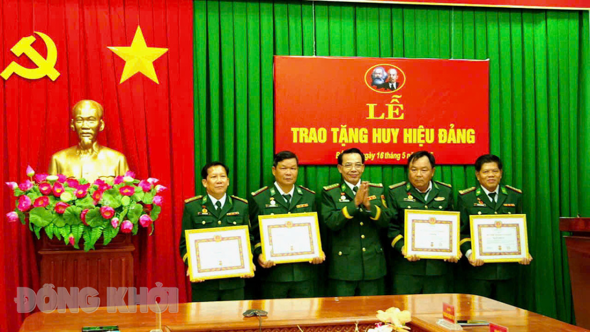 Bộ đội Biên phòng Bến Tre trao Huy hiệu 30 năm tuổi Đảng cho các đảng viên