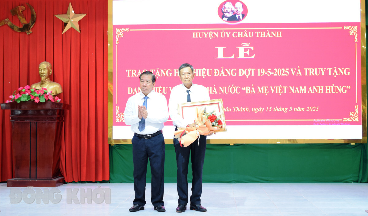 Châu Thành trao Huy hiệu Đảng đợt 19-5-2025
