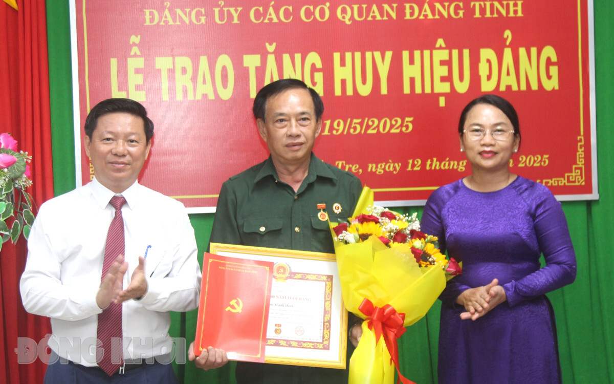 Đảng ủy các cơ quan Đảng tỉnh trao Huy hiệu Đảng đợt 19-5-2025