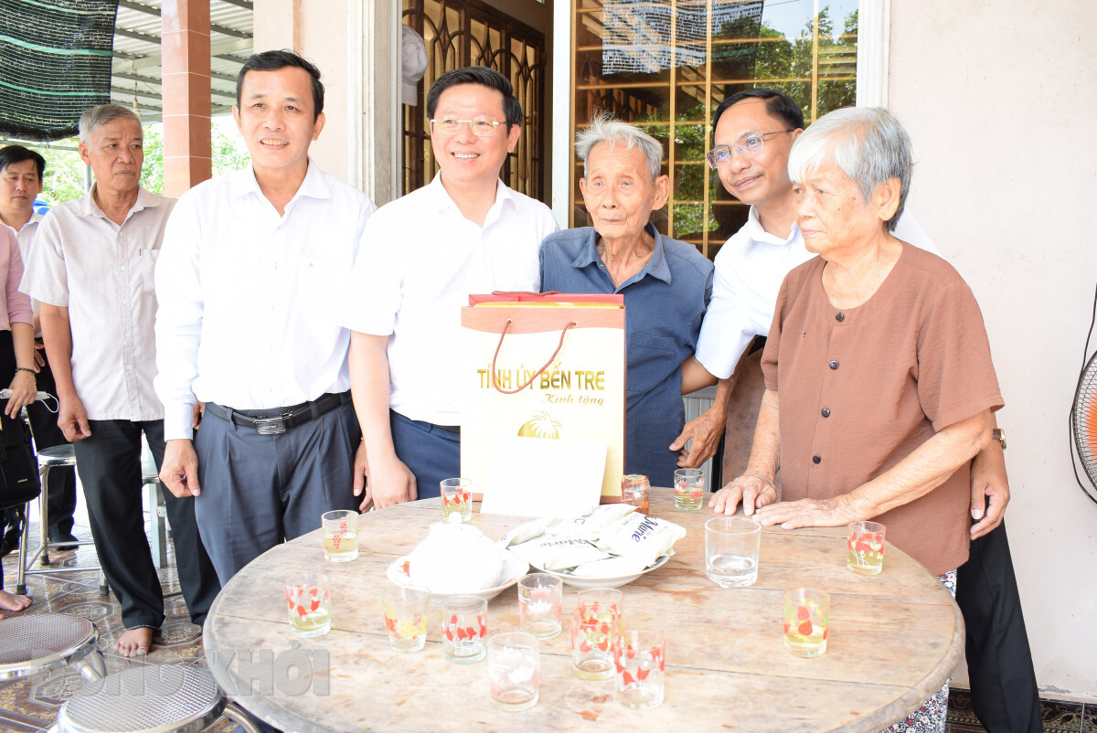 Phó bí thư Thường trực Tỉnh ủy Trần Thanh Lâm thăm đảng viên Huy hiệu 70 năm, 75 năm tuổi Đảng