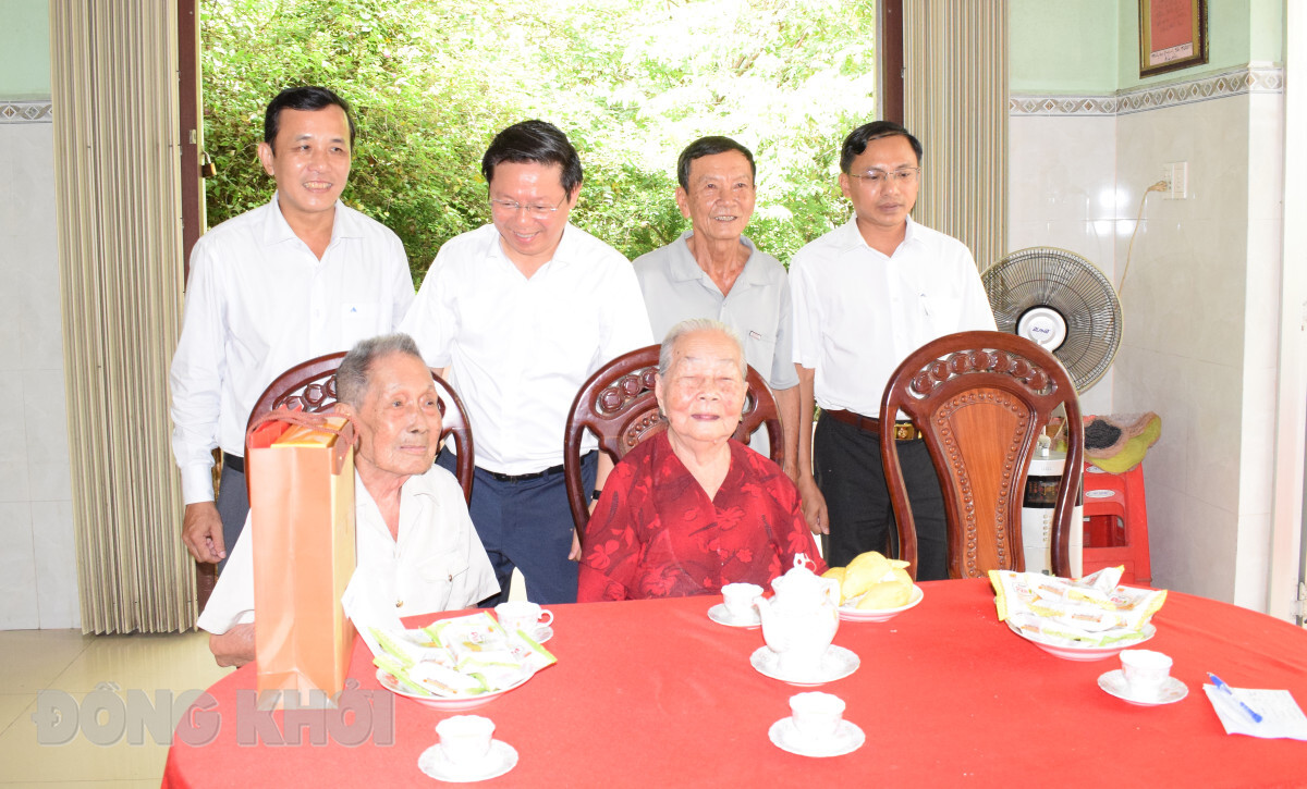 Phó bí thư Thường trực Tỉnh ủy Trần Thanh Lâm thăm đảng viên Huy hiệu 70 năm, 75 năm tuổi Đảng